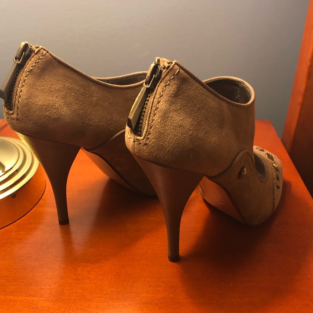 Joan & David. Leather suede. Tan heels. - Picture 6 of 6